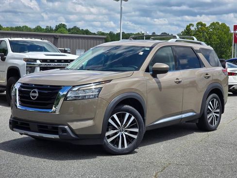Used 2024 Nissan Pathfinder Platinum w/ Cargo Package AWD/4WD image 2