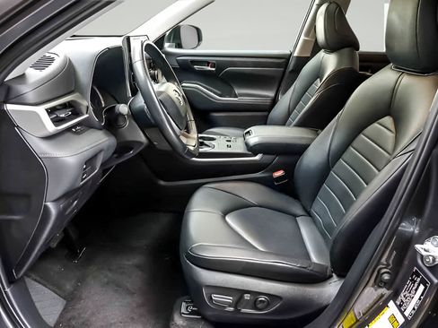 Used 2023 Toyota Highlander XLE AWD/4WD image 8