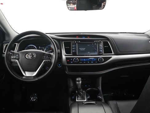 Used 2019 Toyota Highlander XLE AWD/4WD image 17