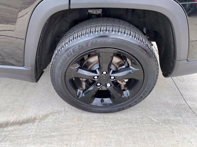 Used 2023 Jeep Grand Cherokee L Altitude AWD/4WD image 14