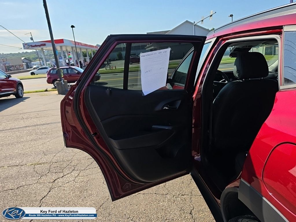 Used 2025 Chevrolet Trax LT FWD image 35
