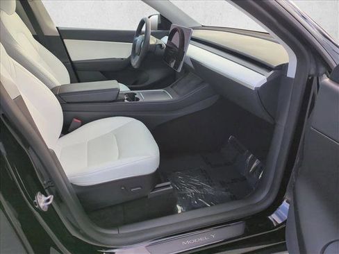 Used 2022 Tesla Model Y Performance image 23
