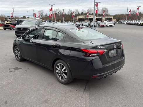 Used 2022 Nissan Versa SV image 2