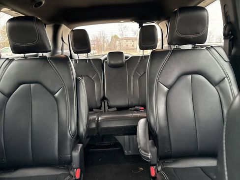 Used 2025 Chrysler Pacifica Select image 16
