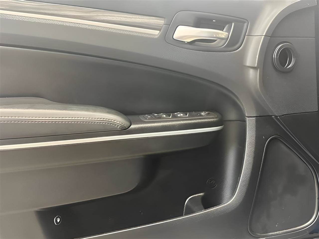 Used 2022 Chrysler 300 Touring L AWD/4WD image 9