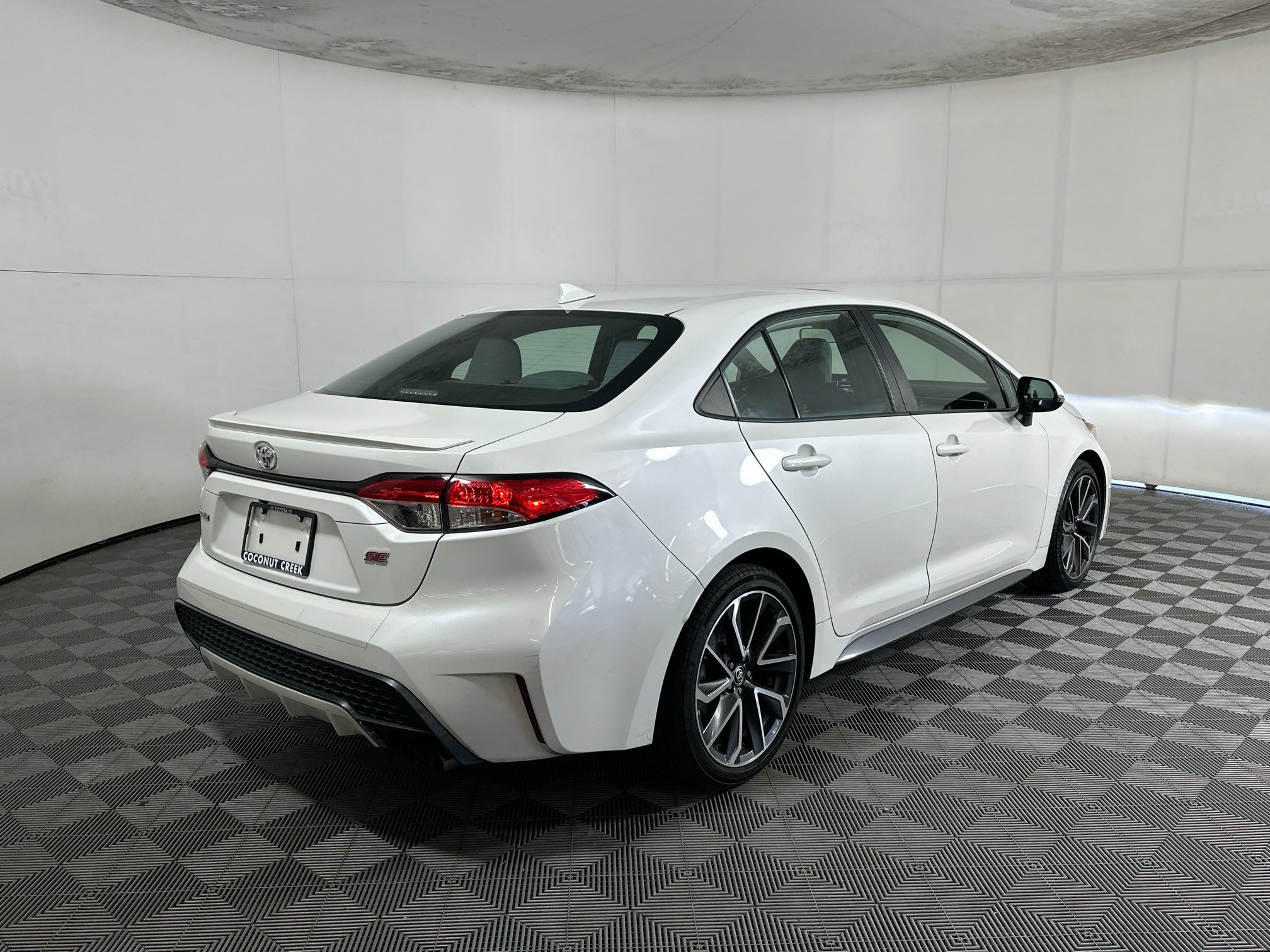 Used 2020 Toyota Corolla SE w/ SE Premium Package FWD image 3