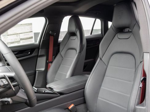 Certified 2025 Porsche Panamera image 5