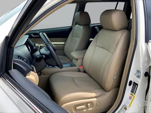 Used 2013 Toyota Highlander SE FWD image 8