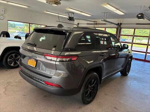 Certified 2024 Jeep Grand Cherokee Altitude AWD/4WD image 23