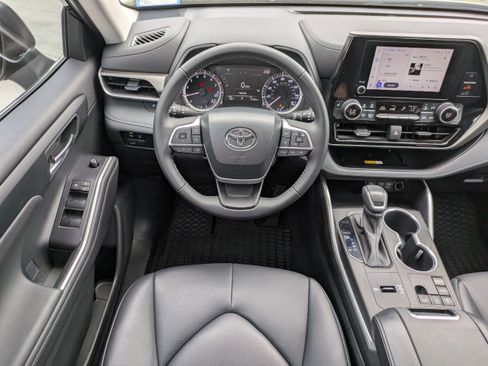 Used 2023 Toyota Highlander XLE image 19
