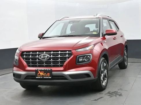 Used 2025 Hyundai Venue SEL FWD image 1