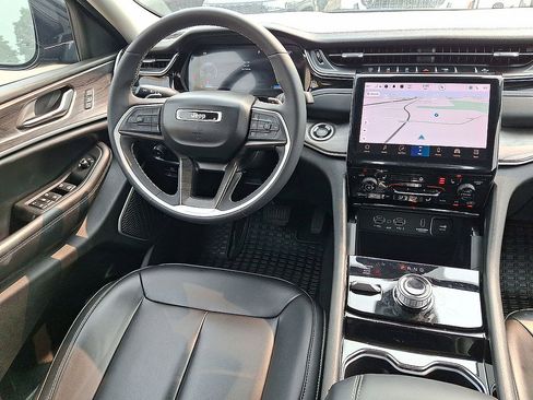 Used 2023 Jeep Grand Cherokee L Limited w/ Black Appearance Package AWD/4WD image 15