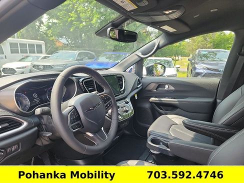 Used 2025 Chrysler Pacifica Select image 23