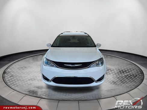 Used 2020 Chrysler Pacifica Touring-L FWD image 8