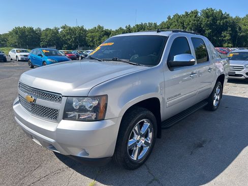 Used 2013 Chevrolet Avalanche LTZ AWD/4WD image 2