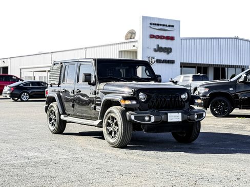 Used 2019 Jeep Wrangler Unlimited Sahara image 2