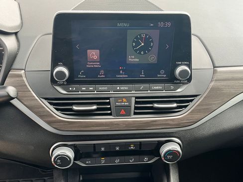 Used 2025 Nissan Altima 2.5 SV FWD image 17