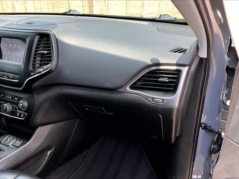 Used 2021 Jeep Cherokee Latitude Plus image 19