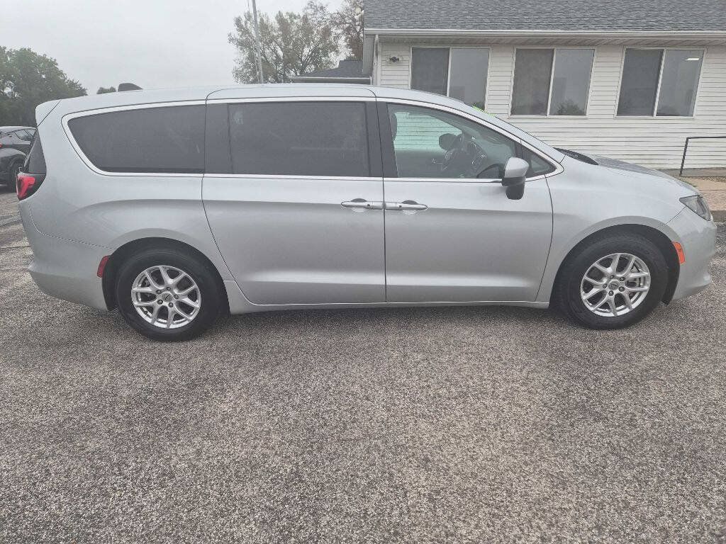 Used 2023 Chrysler Voyager LX FWD image 4