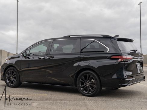 Used 2023 Toyota Sienna XSE image 39