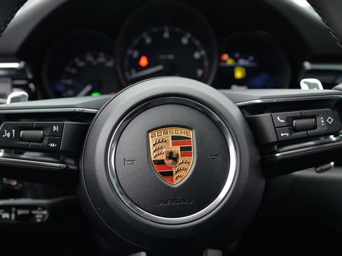 Certified 2026 Porsche Macan AWD/4WD image 31