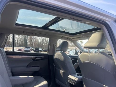 Used 2022 Toyota Highlander Platinum image 18