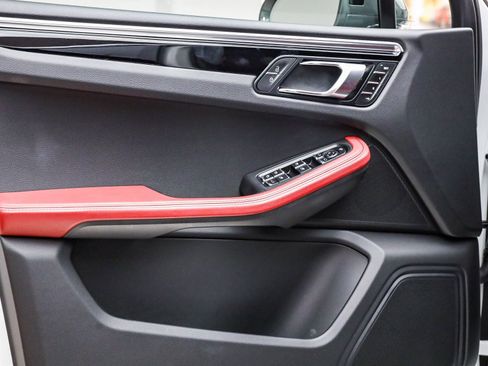 Used 2025 Porsche Macan Turbo image 22