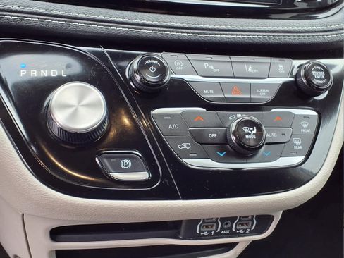 Used 2024 Chrysler Pacifica Touring-L FWD image 20
