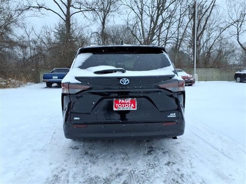 Certified 2023 Toyota Sienna XLE image 6