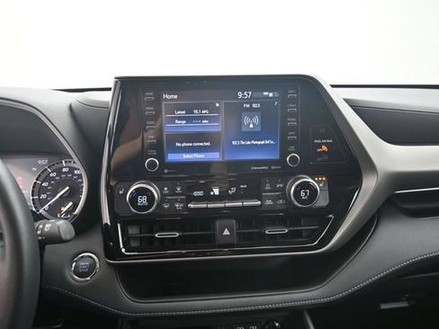 Used 2022 Toyota Highlander XLE AWD/4WD image 9