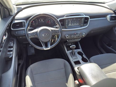 Used 2017 Kia Sorento LX w/ LX Convenience Package image 14