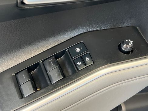 Used 2021 Toyota Highlander XLE AWD/4WD image 13