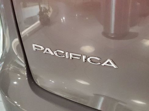 Used 2025 Chrysler Pacifica Select image 8