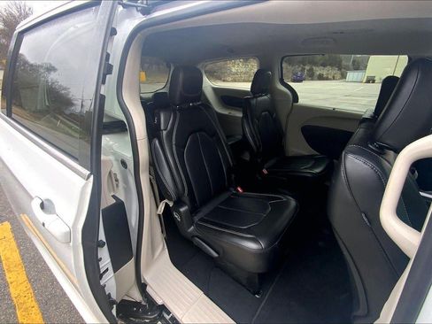 Used 2024 Chrysler Pacifica Touring-L image 23