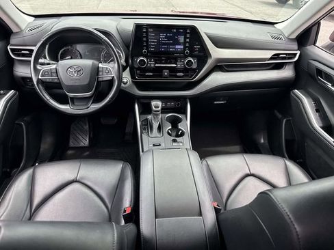 Used 2022 Toyota Highlander XLE FWD image 18