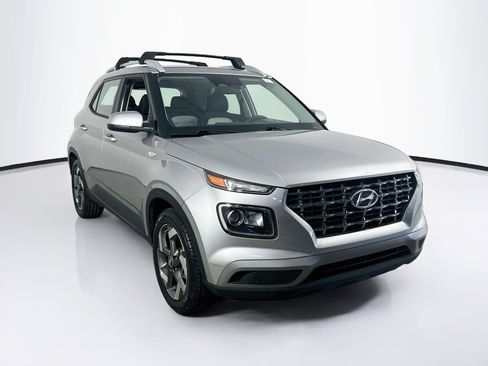 Used 2023 Hyundai Venue SEL FWD image 3