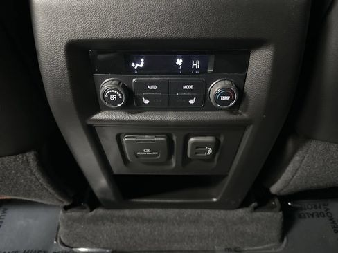 Used 2022 Chevrolet Traverse High Country AWD/4WD image 38