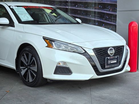 Used 2022 Nissan Altima 2.5 SV image 2