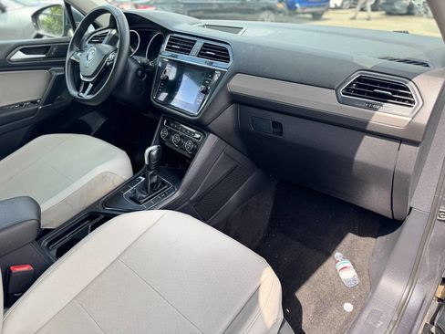 Used 2020 Volkswagen Tiguan SE image 22