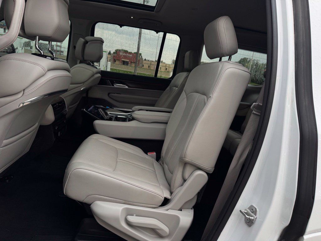 Used 2023 Jeep Grand Wagoneer 4WD image 12