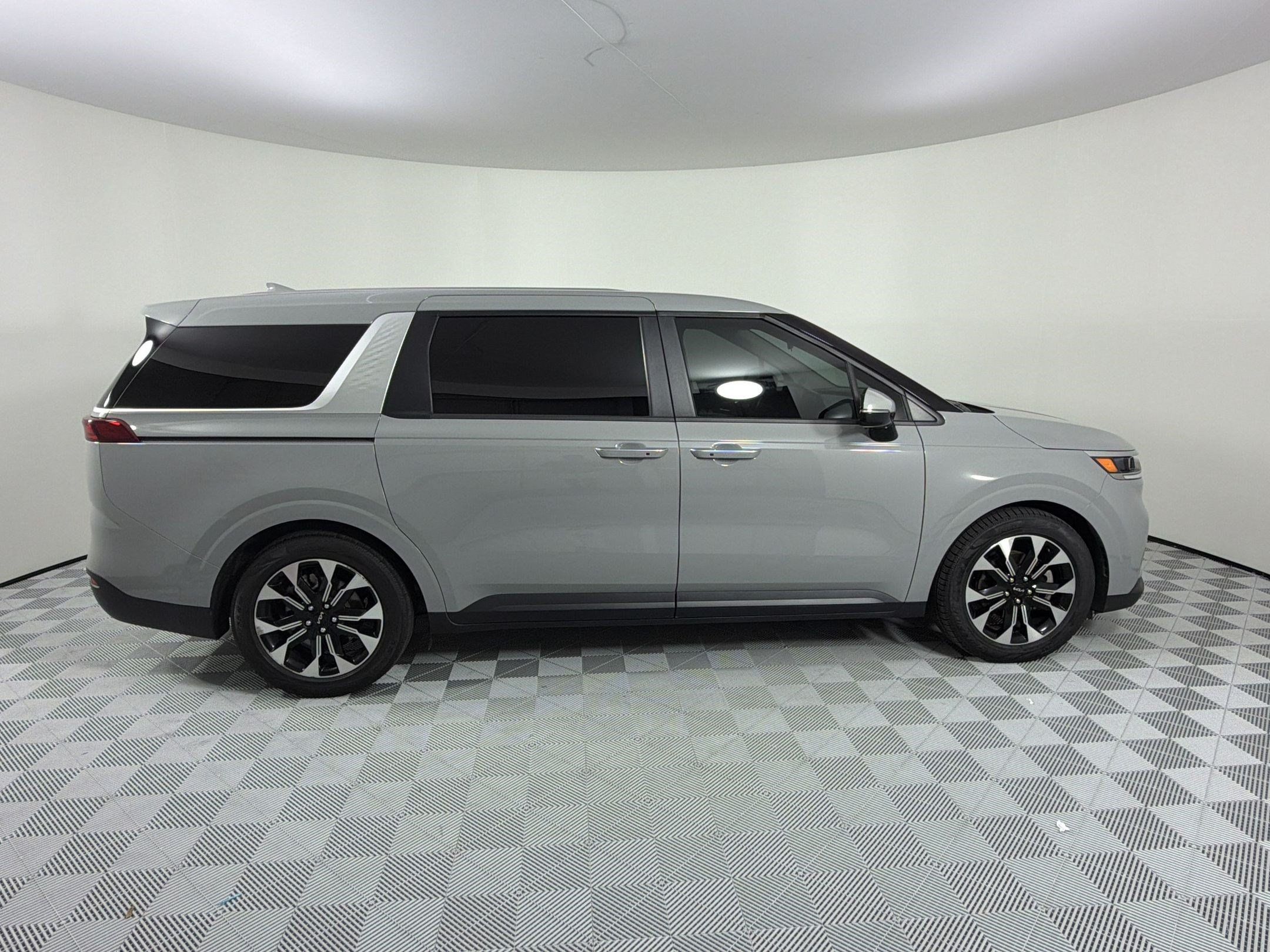 Used 2023 Kia Carnival EX FWD image 8
