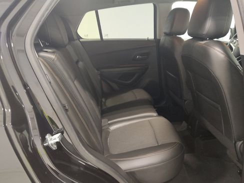 Used 2022 Chevrolet Trax LT w/ LT Convenience Package AWD/4WD image 19