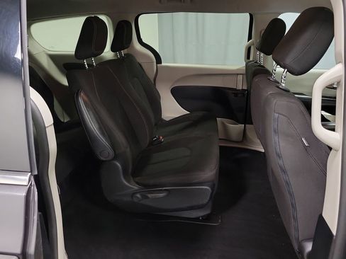 Used 2020 Chrysler Voyager L image 26