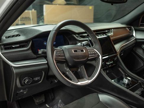 Used 2024 Jeep Grand Cherokee L Laredo image 10