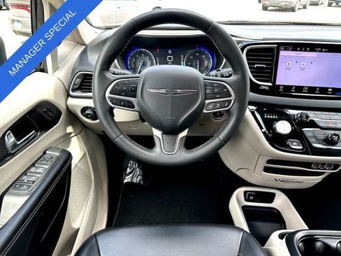 Used 2023 Chrysler Pacifica Touring-L FWD image 22
