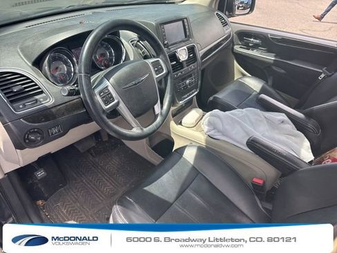 Used 2014 Chrysler Town & Country Touring-L w/ Driver Convenience Group FWD image 10