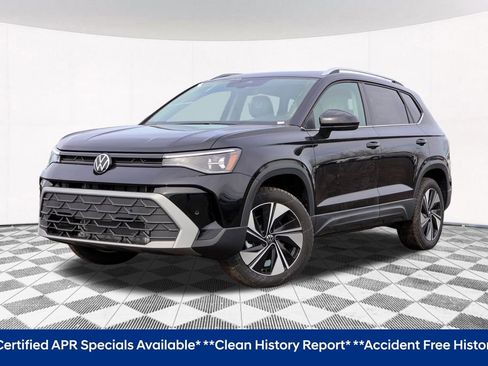 Certified 2025 Volkswagen Taos SE image 2