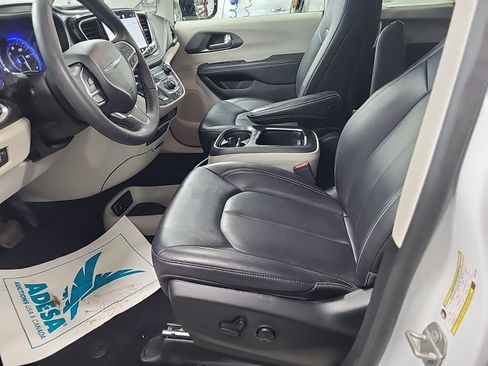 Used 2024 Chrysler Pacifica Touring-L w/ Uconnect Theater Family Group FWD image 7