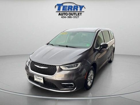 Used 2023 Chrysler Pacifica Touring-L image 4