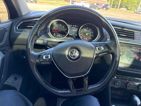 Used 2018 Volkswagen Tiguan SEL AWD/4WD image 9